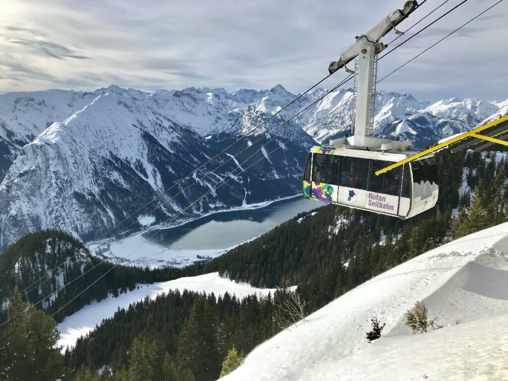 Traumhaft ist die Auffahrt mit der Rofan-Gondel im Skiurlaub mit Kindern Österreich