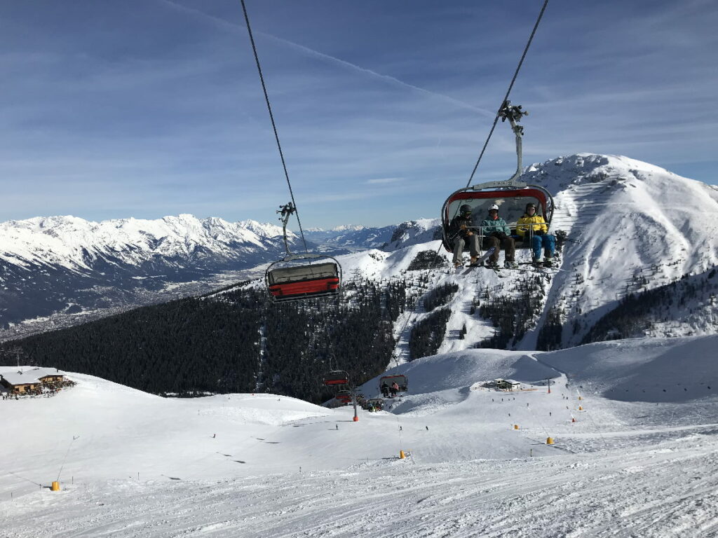 Nahe Innsbruck in den Skiurlaub mit Kindern: Willkommen in der schneesicheren Axamer Lizum