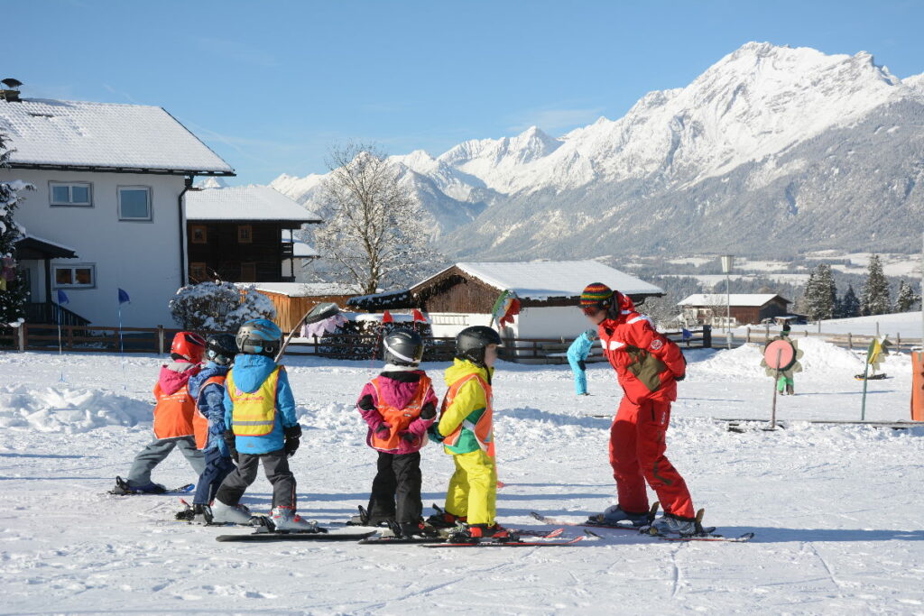 Der erste Skiurlaub mit Kindern - wir empfehlen einen Skikurs für die Kinder zu buchen