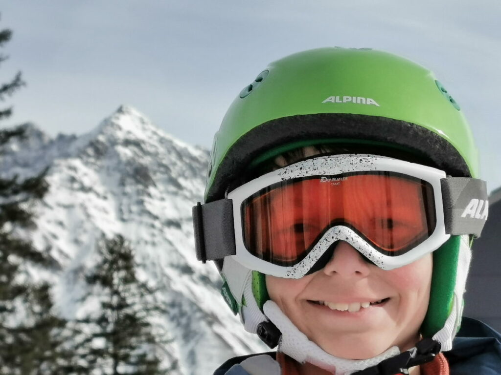 Skiurlaub mit Kindern - ohne passenden Helm und Skibrille geht nichts!