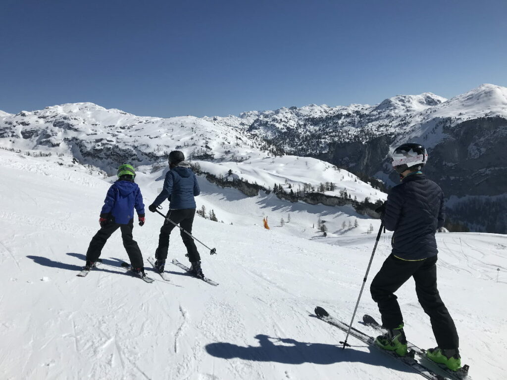 Unsere Abfahrt im Skiurlaub mit Kindern am Loserfenster - mit diesem Traumblick