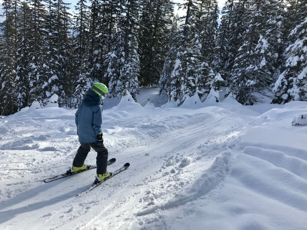 Skiurlaub mit Kindern - der Kleine hat seinen Spaß an solchen Abfahrten