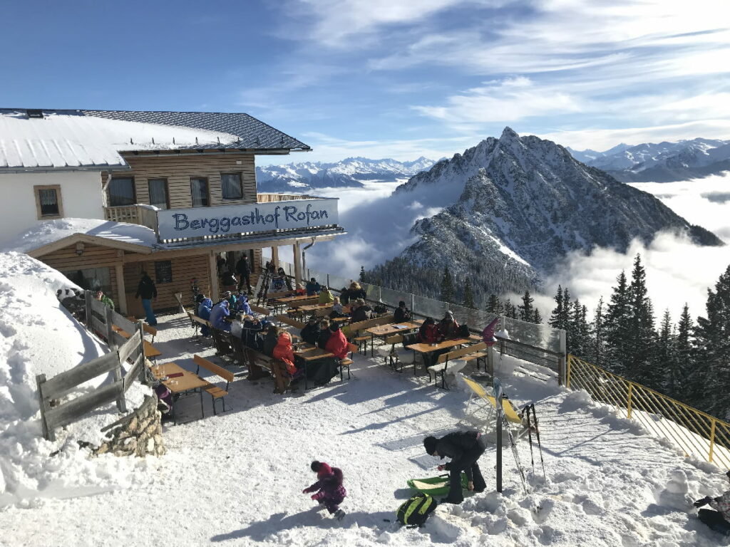Im Skigebiet Rofan kannst du mit besonders viel Aussicht einkehren - und auch neben der Piste im Schnee spielen