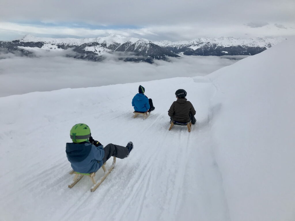Winterurlaub ohne Ski - kilometerlang rodeln und mit der Bahn wieder gemütlich nach oben für die nächste Abfahrt